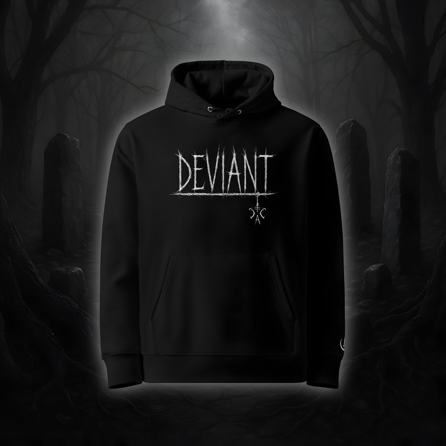 Schwarzer Hoodie mit weißem Cultural Carnage Statement „DEVIANT“ als Frontprint und passendem Ärmelstick-Symbol, reguläre Passform, doppellagige Kapuze.