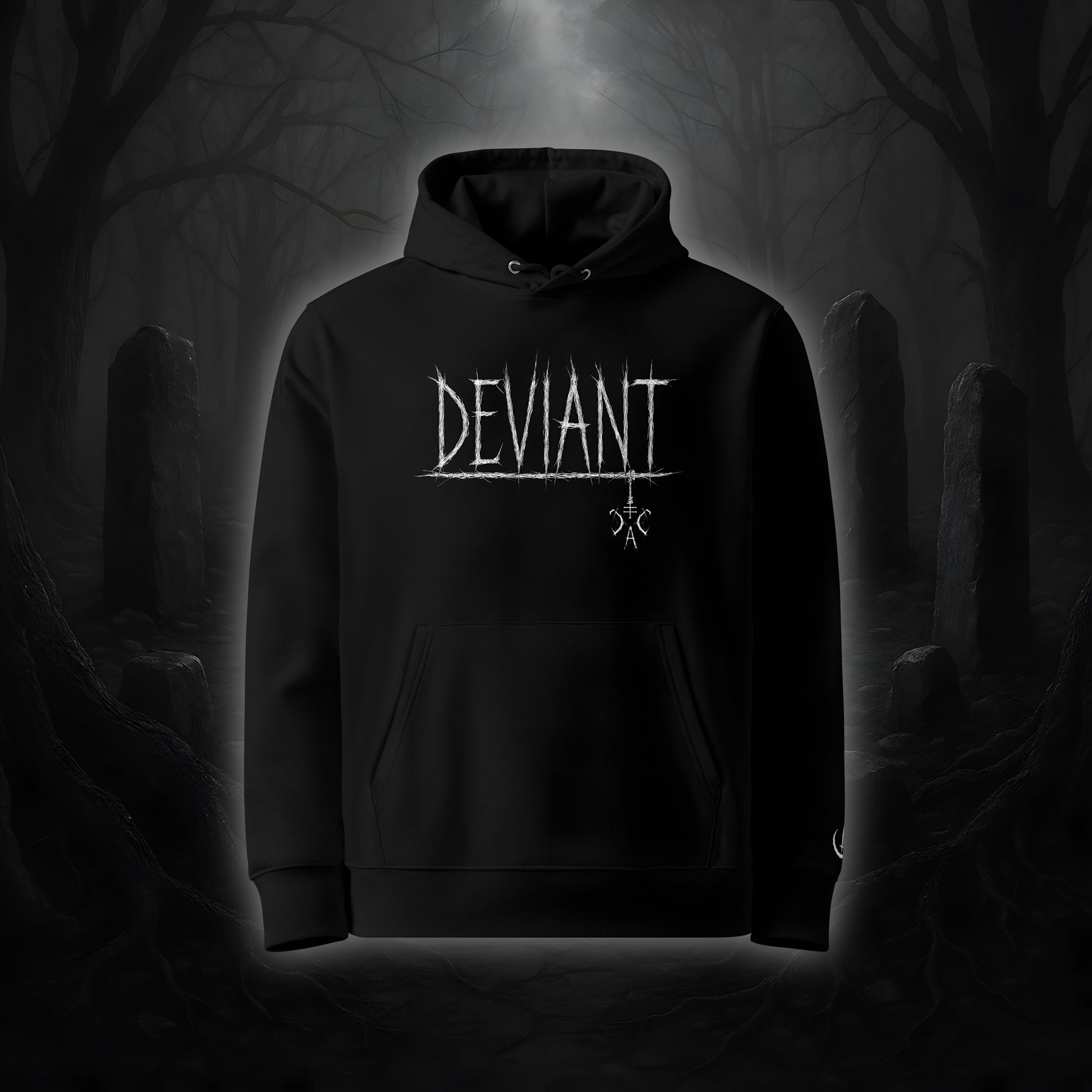 Schwarzer Hoodie mit weißem Cultural Carnage Statement „DEVIANT“ als Frontprint und passendem Ärmelstick-Symbol, reguläre Passform, doppellagige Kapuze.