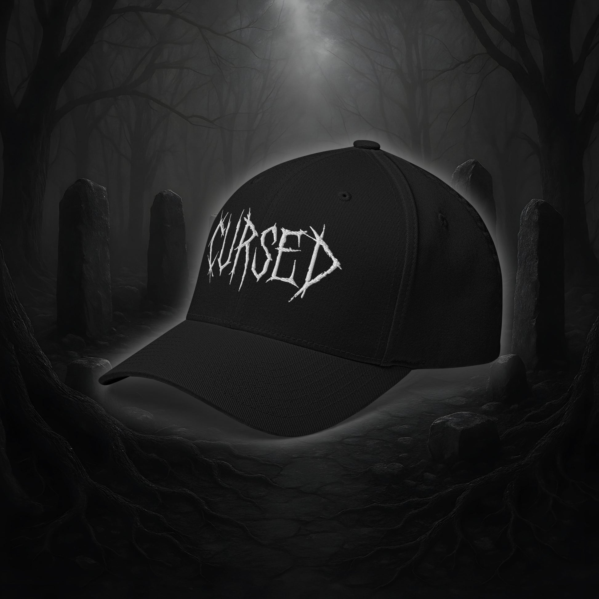 Flexfit Cap CURSED von Cultural Carnage in Schwarz mit silberner Schirmunterseite, 6-Panel-Struktur und elastischem Stretch-Band.