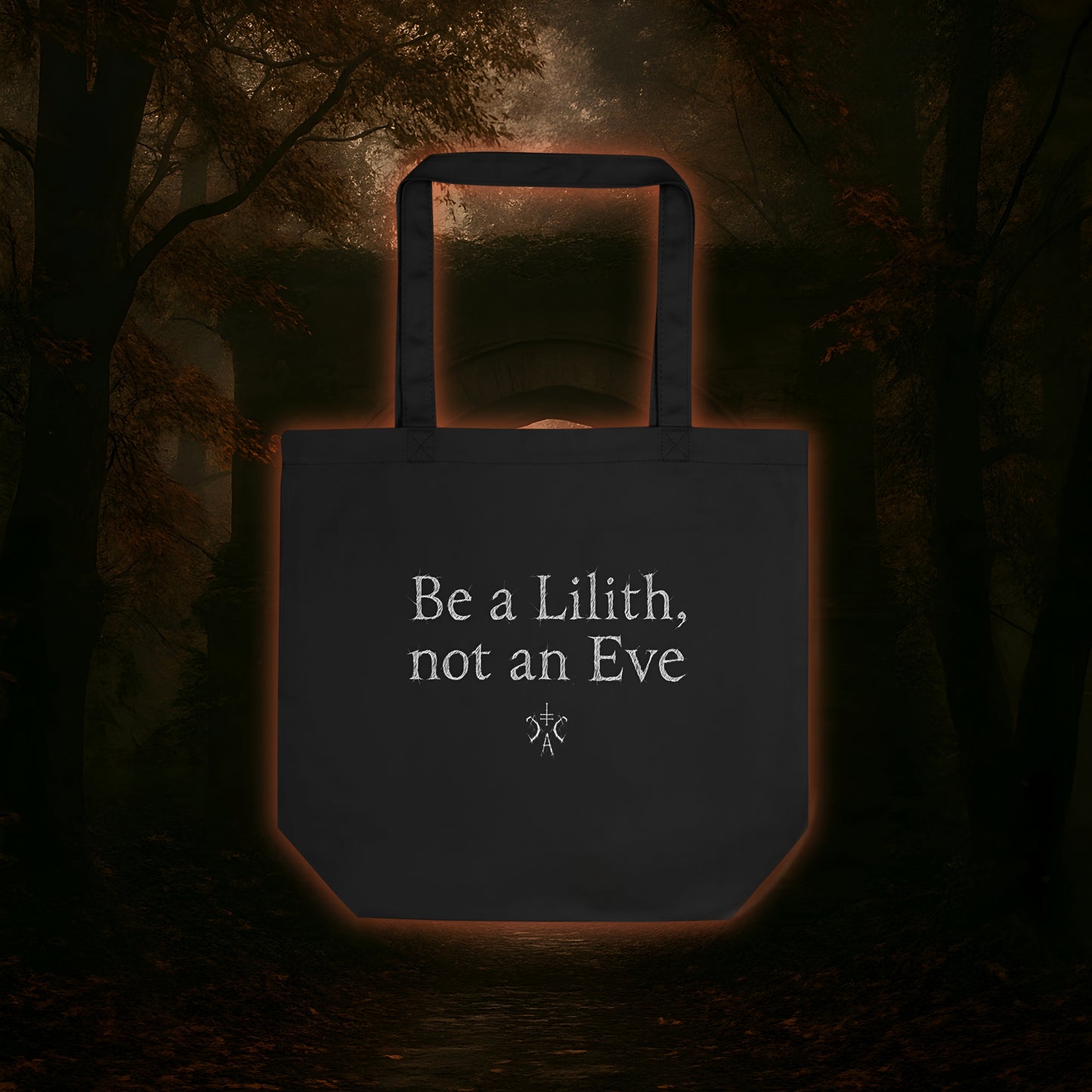 Weißer Schriftzug „Be a Lilith, not an Eve“ auf schwarzem Hintergrund mit okkultem Cultural-Carnage-Symbol – steht für weibliche Stärke, Unabhängigkeit und Rebellion gegen das Brave.