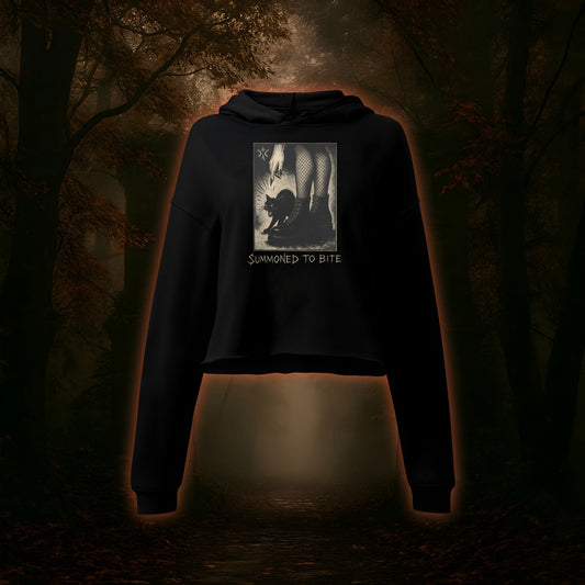 Düsteres Design mit Hexe in Netzstrümpfen und schweren Boots, die eine fauchende schwarze Katze kommandiert – Symbol für weibliche Macht, Kontrolle und dunkle Rebellion.