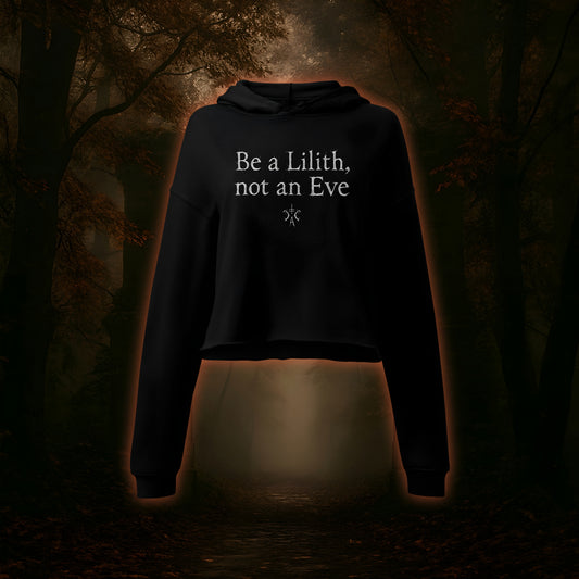 Weißer Schriftzug „Be a Lilith, not an Eve“ auf schwarzem Hintergrund mit okkultem Cultural-Carnage-Symbol – steht für weibliche Stärke, Unabhängigkeit und Rebellion gegen das Brave.