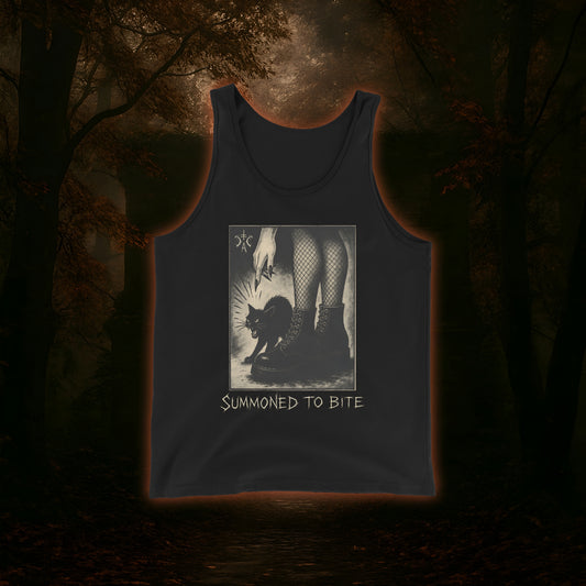 Düsteres Design mit Hexe in Netzstrümpfen und schweren Boots, die eine fauchende schwarze Katze kommandiert – Symbol für weibliche Macht, Kontrolle und dunkle Rebellion.