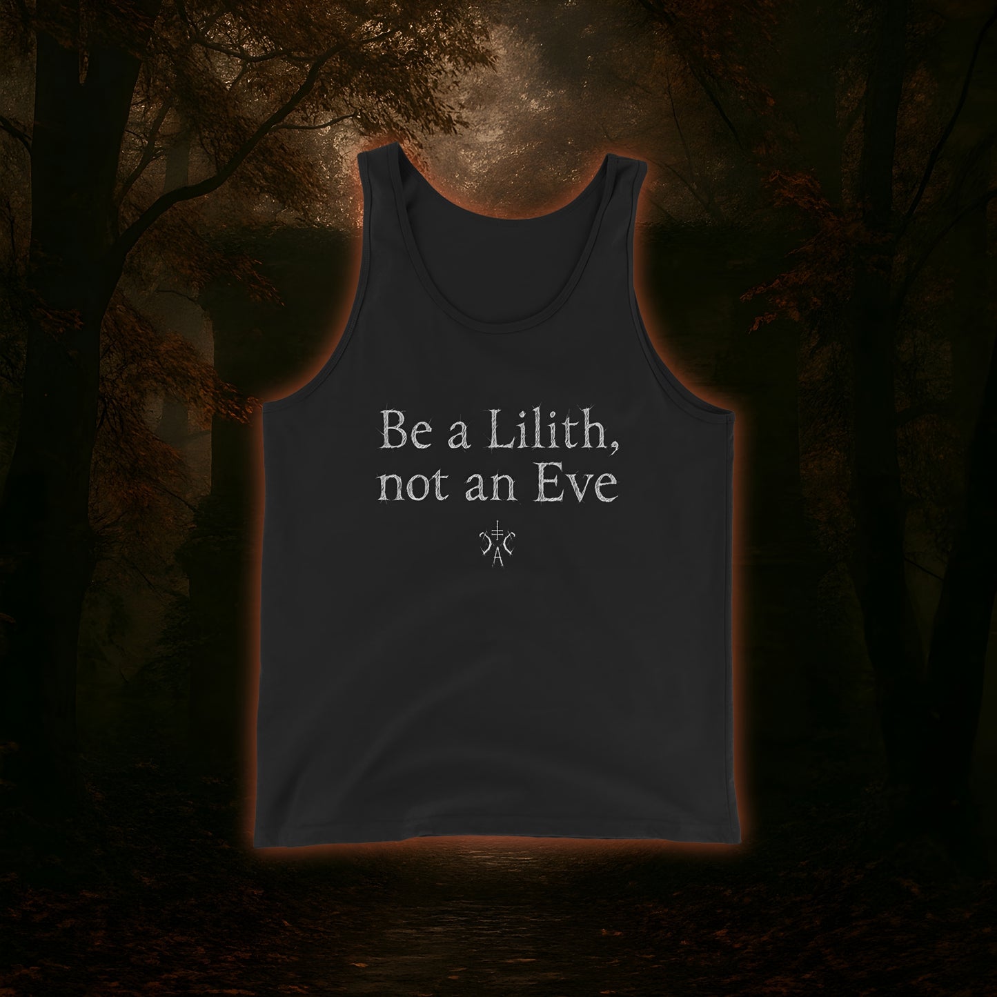 Weißer Schriftzug „Be a Lilith, not an Eve“ auf schwarzem Hintergrund mit okkultem Cultural-Carnage-Symbol – steht für weibliche Stärke, Unabhängigkeit und Rebellion gegen das Brave.