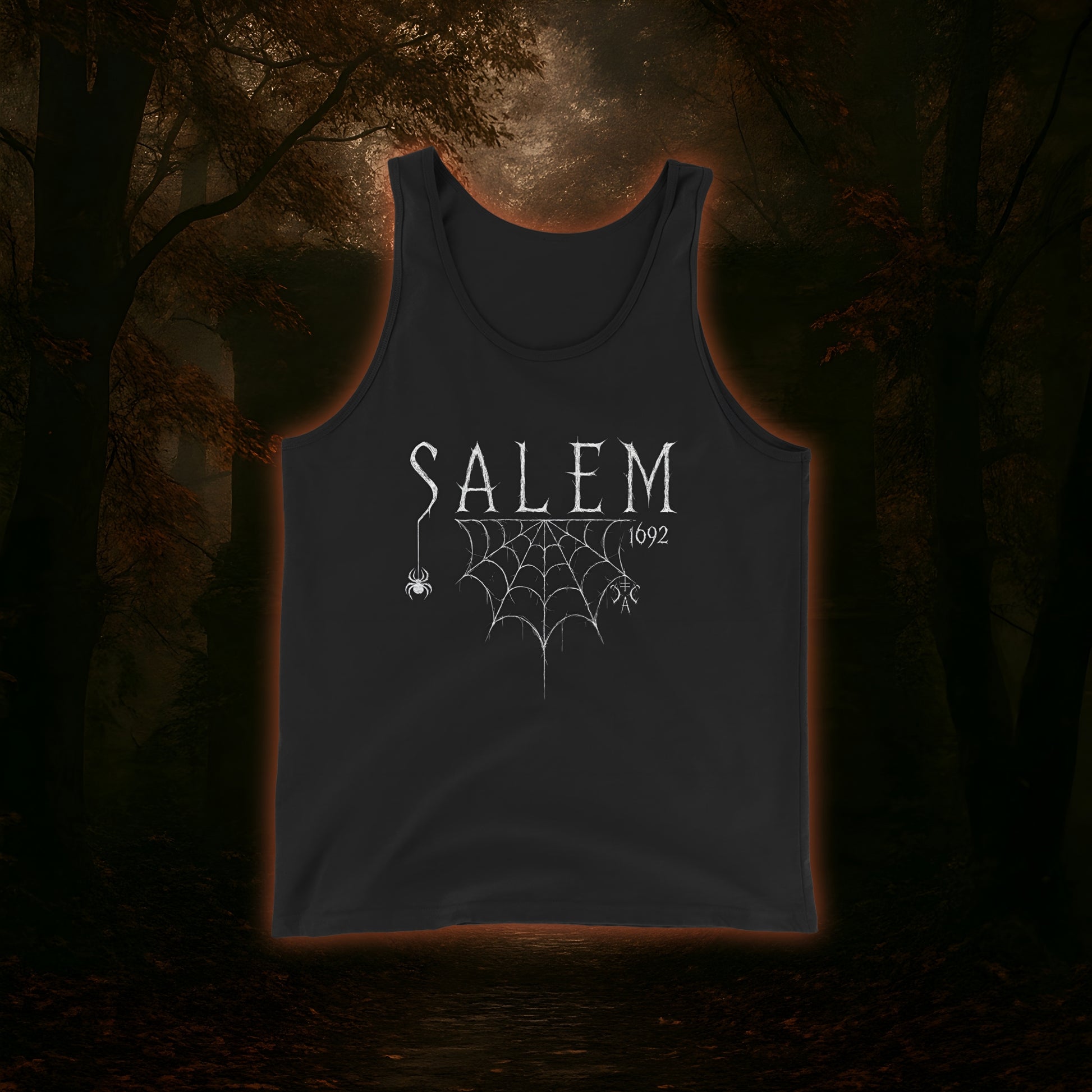 Weißes Salem 1692-Design auf schwarzem Hintergrund mit Spinnennetz, hängender Spinne und okkulten Symbolen – steht für Stärke und Eigenständigkeit.