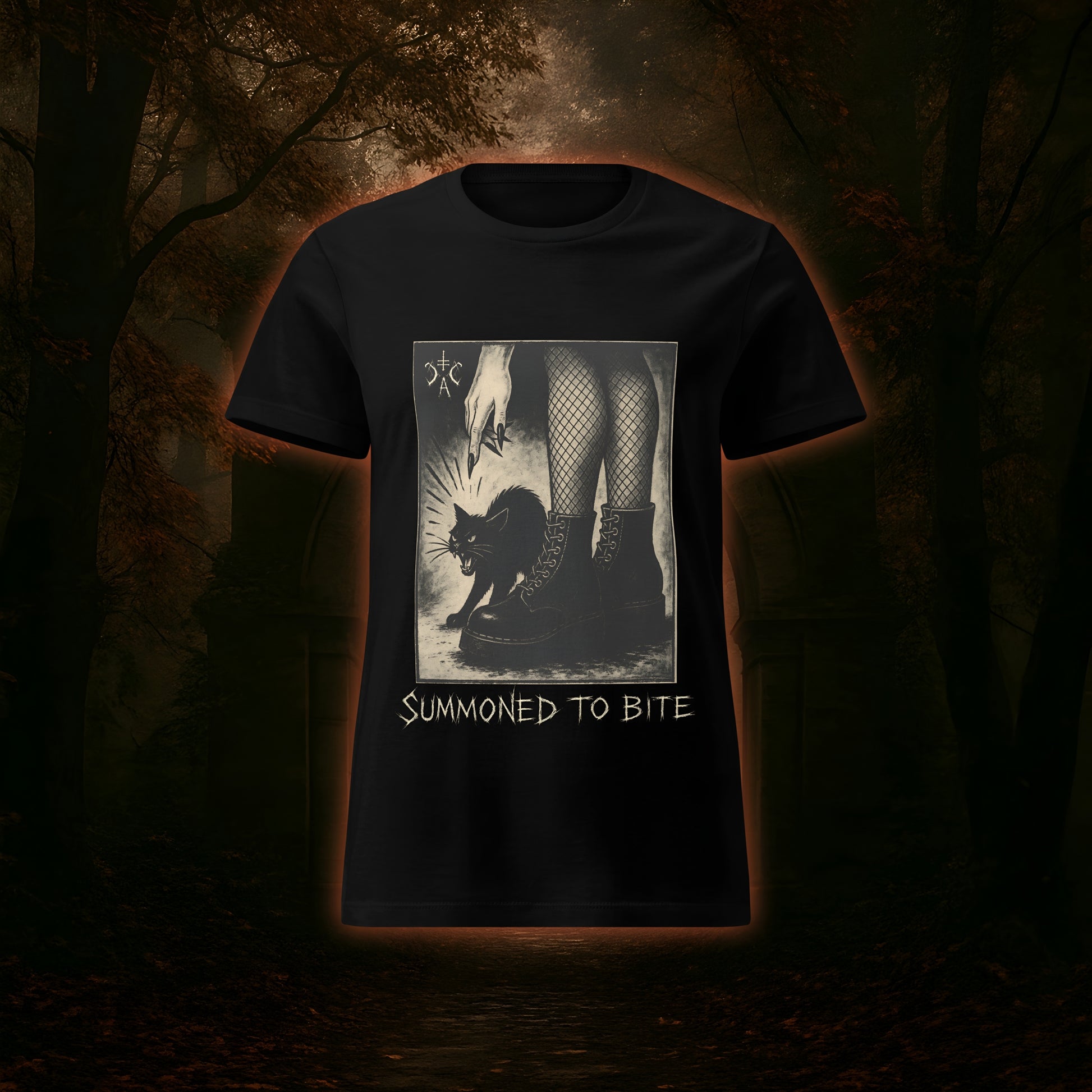 Düsteres Design mit Hexe in Netzstrümpfen und schweren Boots, die eine fauchende schwarze Katze kommandiert – Symbol für weibliche Macht, Kontrolle und dunkle Rebellion.