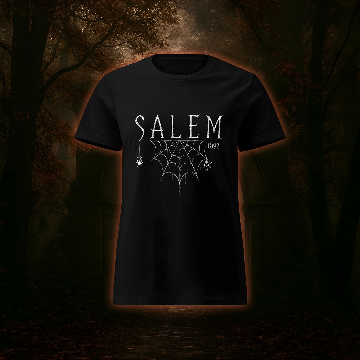 Weißes Salem 1692-Design auf schwarzem Hintergrund mit Spinnennetz, hängender Spinne und okkulten Symbolen – steht für Stärke und Eigenständigkeit.