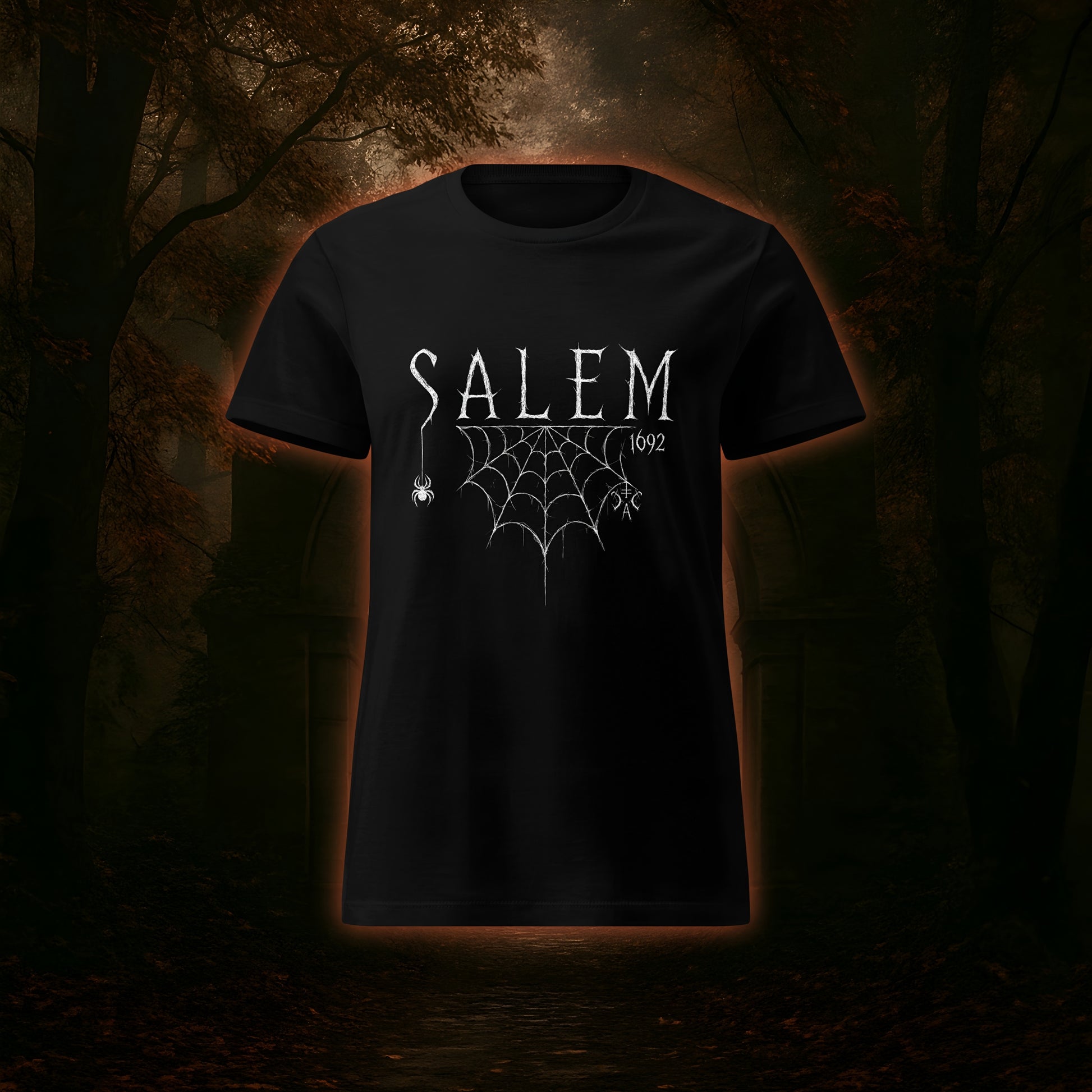 Weißes Salem 1692-Design auf schwarzem Hintergrund mit Spinnennetz, hängender Spinne und okkulten Symbolen – steht für Stärke und Eigenständigkeit.