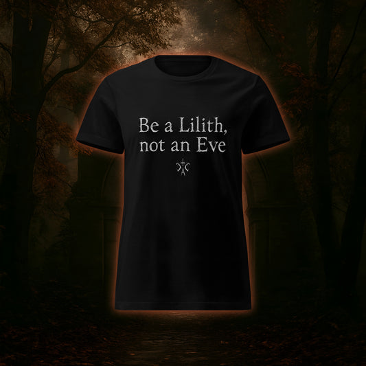 Weißer Schriftzug „Be a Lilith, not an Eve“ auf schwarzem Hintergrund mit okkultem Cultural-Carnage-Symbol – steht für weibliche Stärke, Unabhängigkeit und Rebellion gegen das Brave.