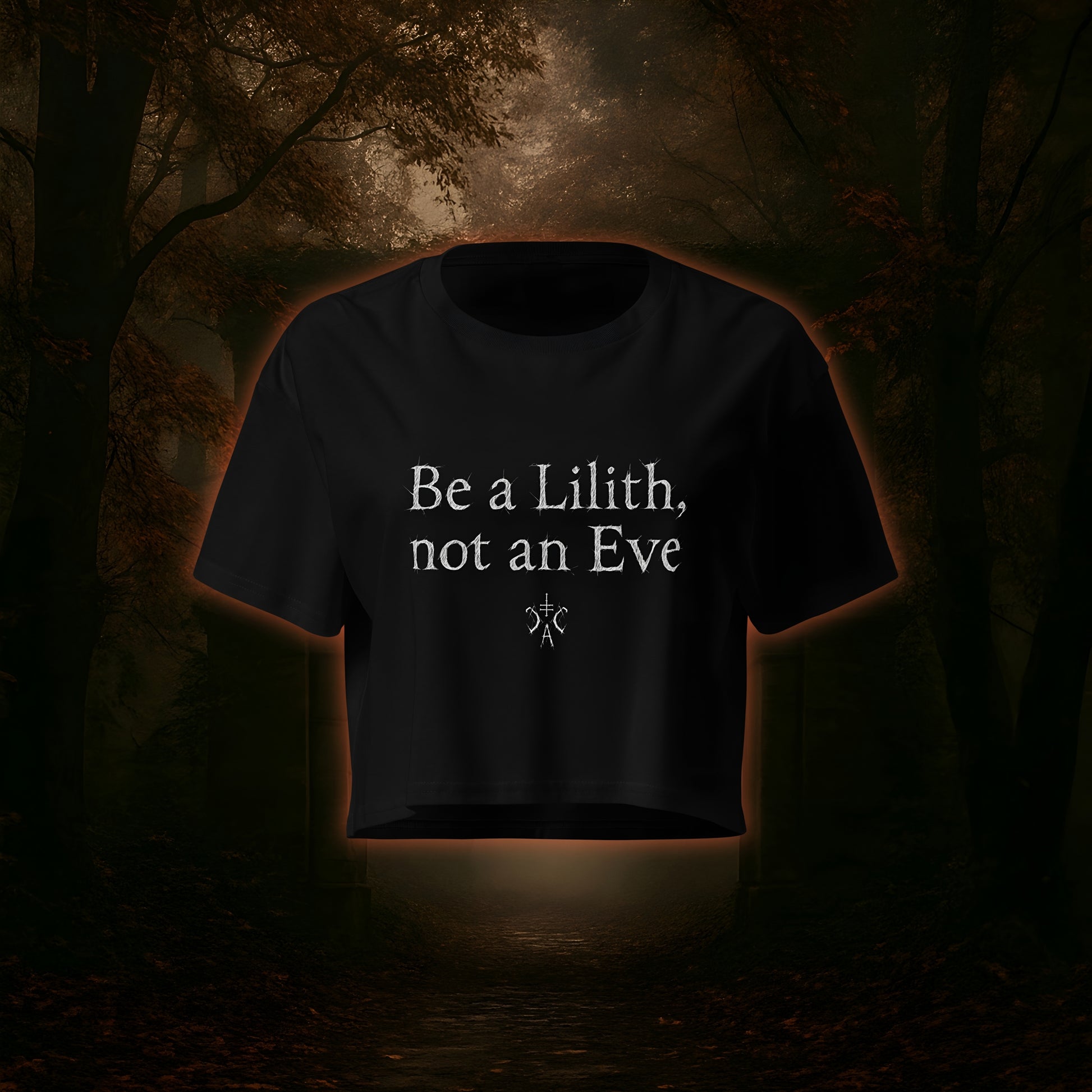 Weißer Schriftzug „Be a Lilith, not an Eve“ auf schwarzem Hintergrund mit okkultem Cultural-Carnage-Symbol – steht für weibliche Stärke, Unabhängigkeit und Rebellion gegen das Brave.