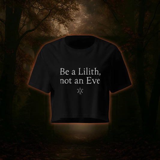 Weißer Schriftzug „Be a Lilith, not an Eve“ auf schwarzem Hintergrund mit okkultem Cultural-Carnage-Symbol – steht für weibliche Stärke, Unabhängigkeit und Rebellion gegen das Brave.