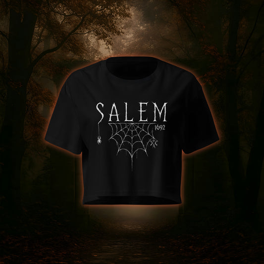 Weißes Salem 1692-Design auf schwarzem Hintergrund mit Spinnennetz, hängender Spinne und okkulten Symbolen – steht für Stärke und Eigenständigkeit.