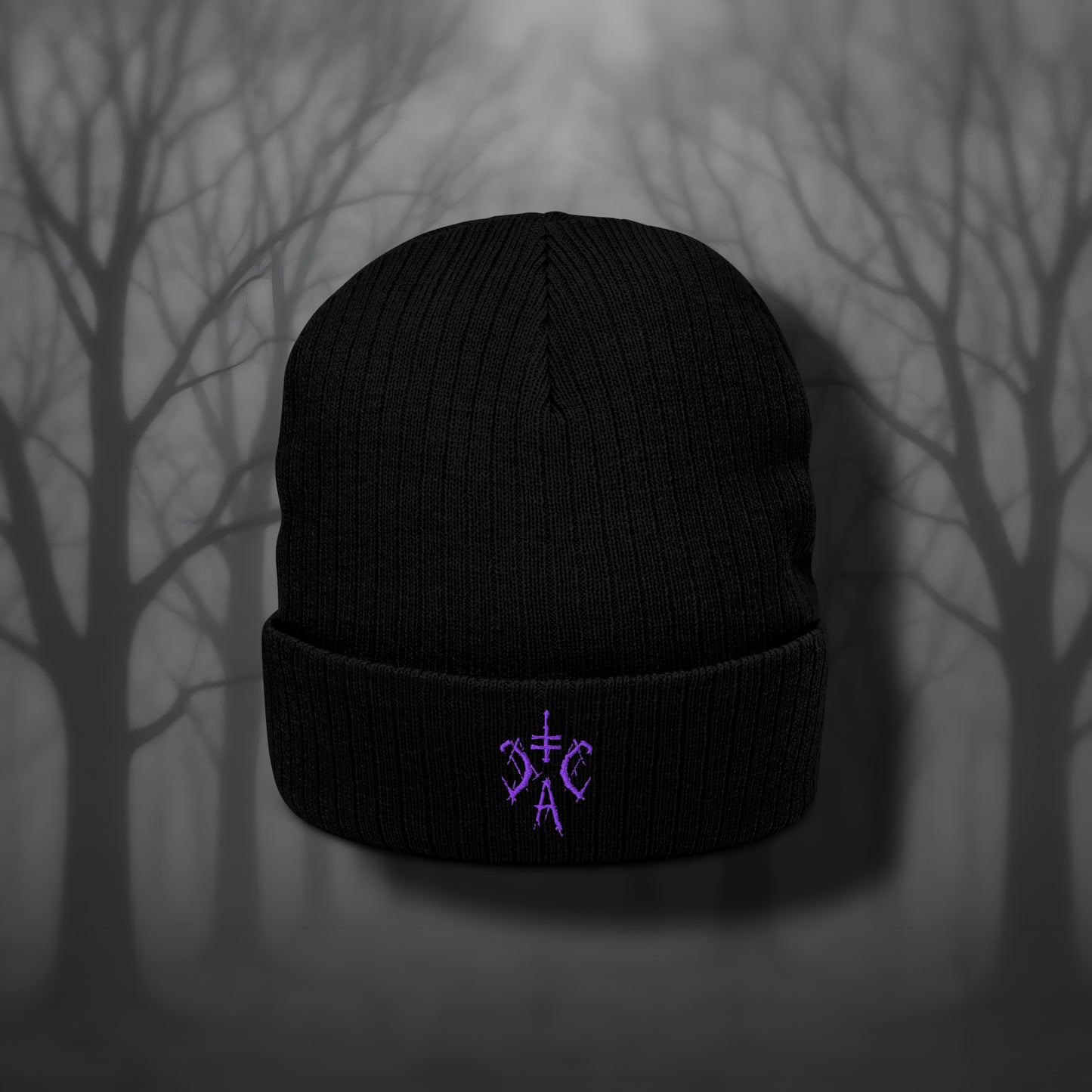 schwarze, gerippte Beanie mit umgeschlagenen Bündchen und violettem CCA Logo-Stick. 