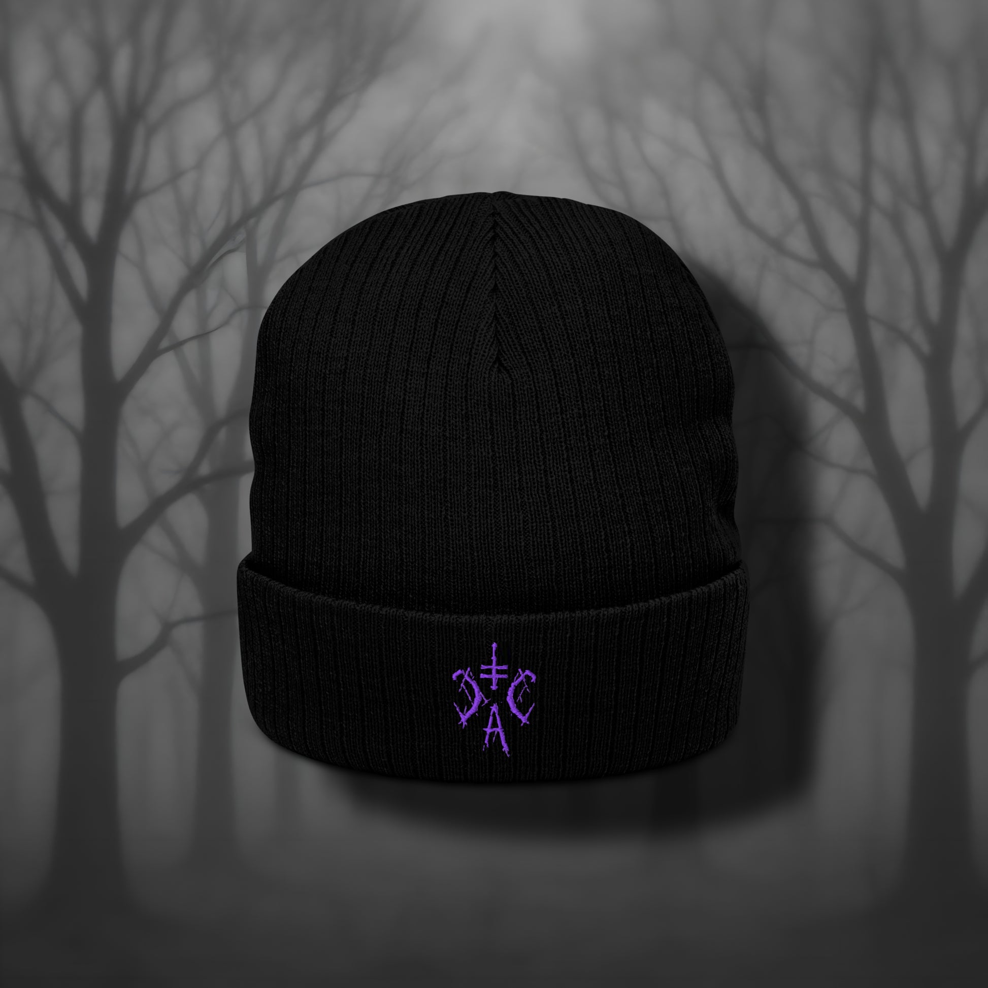 schwarze, gerippte Beanie mit umgeschlagenen Bündchen und violettem CCA Logo-Stick. 