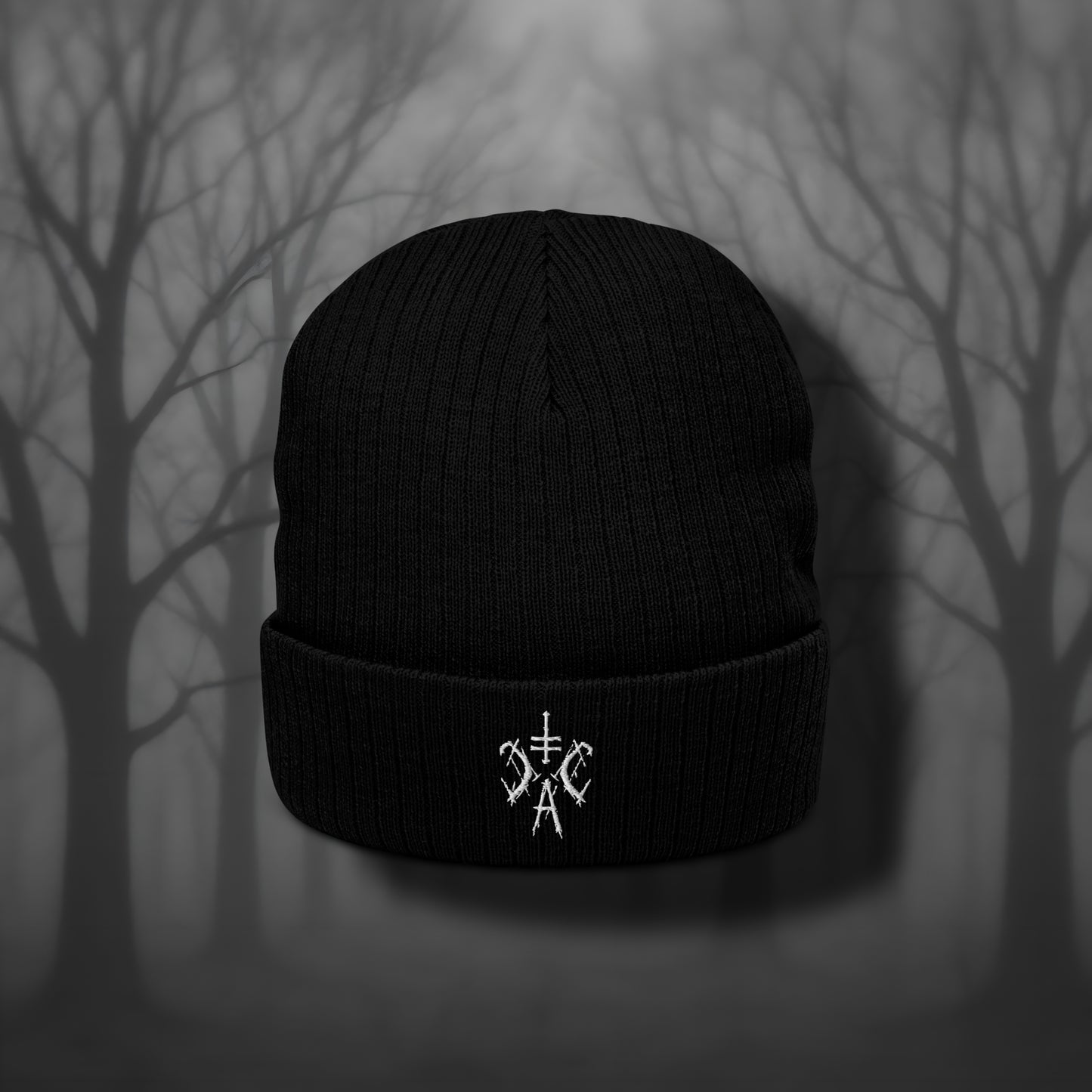 schwarze, gerippte Beanie mit umgeschlagenen Bündchen und weißem CCA Logo-Stick. 