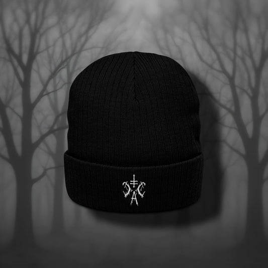 schwarze, gerippte Beanie mit umgeschlagenen Bündchen und weißem CCA Logo-Stick. 
