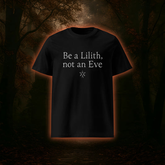 Weißer Schriftzug „Be a Lilith, not an Eve“ auf schwarzem Hintergrund mit okkultem Cultural-Carnage-Symbol – steht für weibliche Stärke, Unabhängigkeit und Rebellion gegen das Brave.