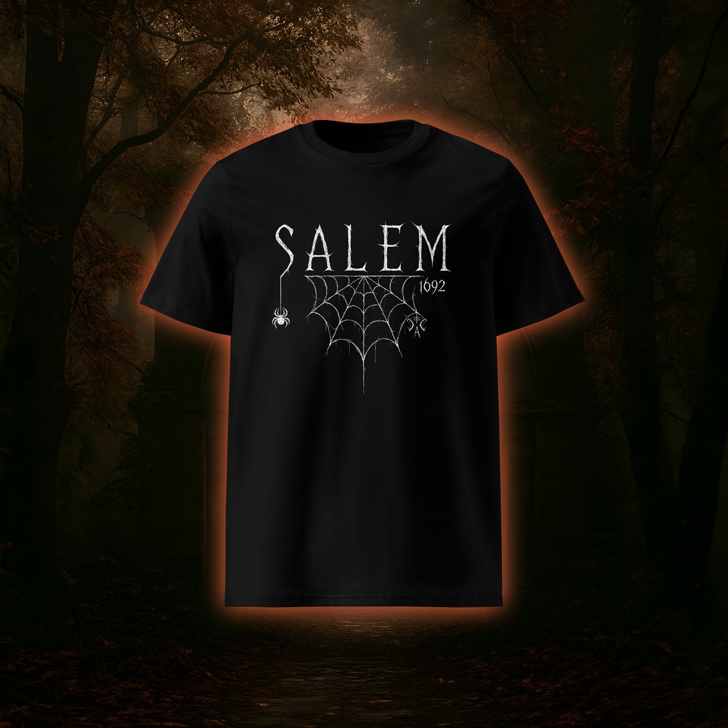 Weißes Salem 1692-Design auf schwarzem Hintergrund mit Spinnennetz, hängender Spinne und okkulten Symbolen – steht für Stärke und Eigenständigkeit.