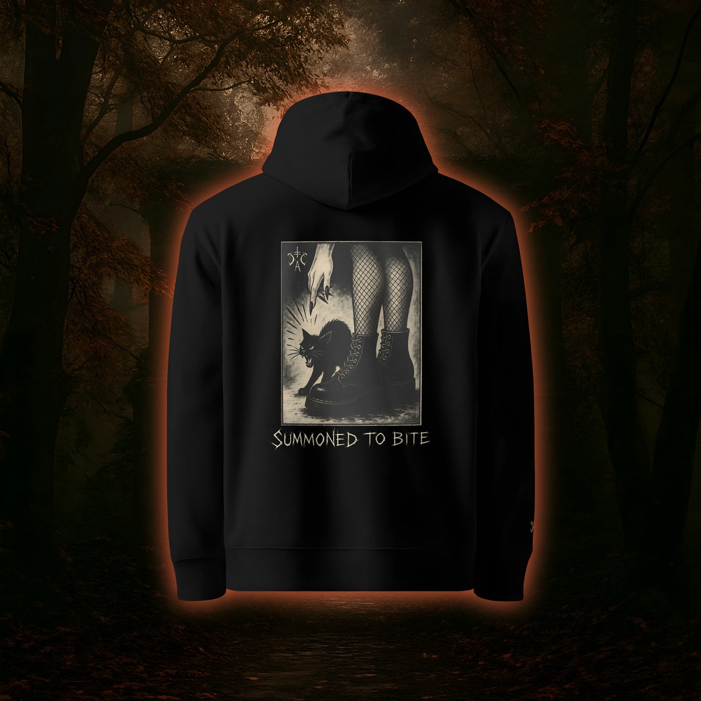 Schwarzer Hoodie mit großem Backprint. Design mit fauchender Katze, schwarzen Boots und Netzstrumpfhose. 