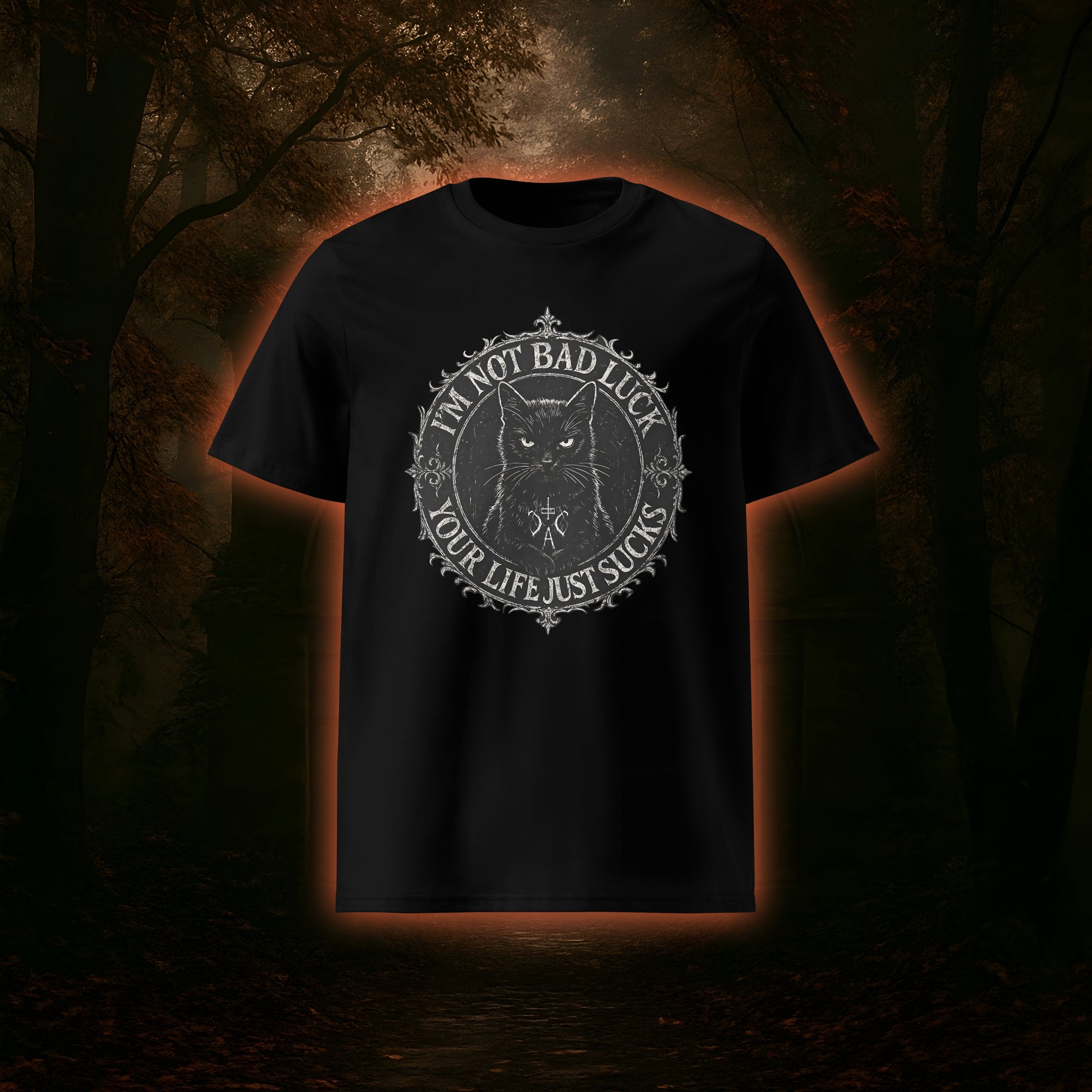 Schwarzes T-Shirt mit großem Frontprint. Eine schwarze Katze mit gotischem Rahmen und Statement "I'm not bad luck - your life just sucks".