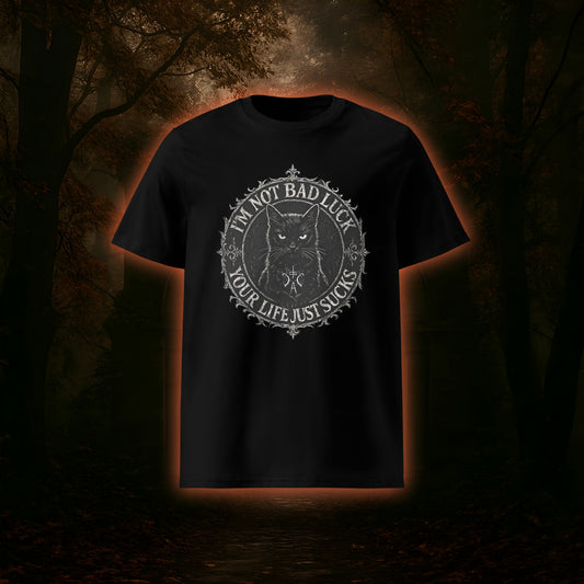 Schwarzes T-Shirt mit großem Frontprint. Eine schwarze Katze mit gotischem Rahmen und Statement "I'm not bad luck - your life just sucks".