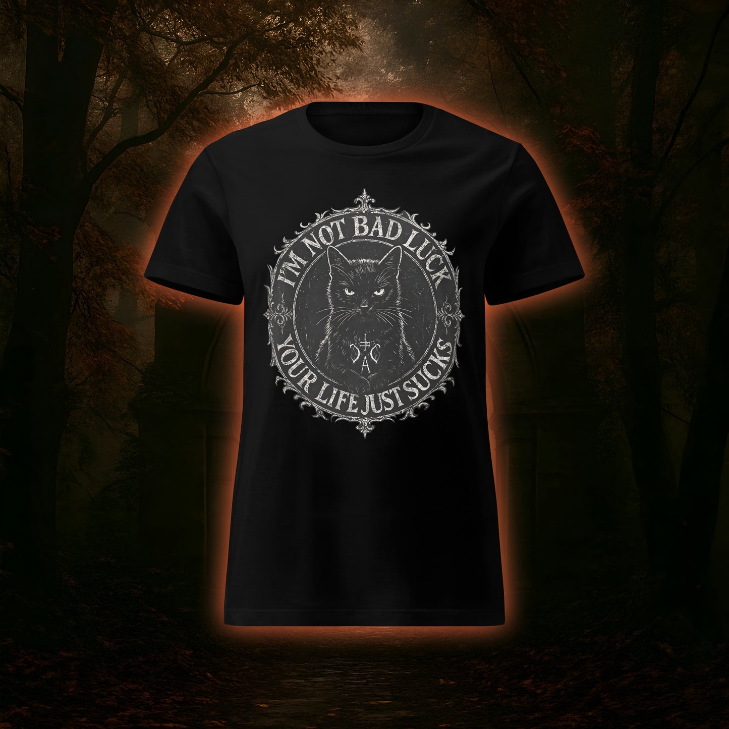 Schwarzes Damenshirt mit großem Frontprint. Eine schwarze Katze mit gotischem Rahmen und Statement "I'm not bad luck - your life just sucks".