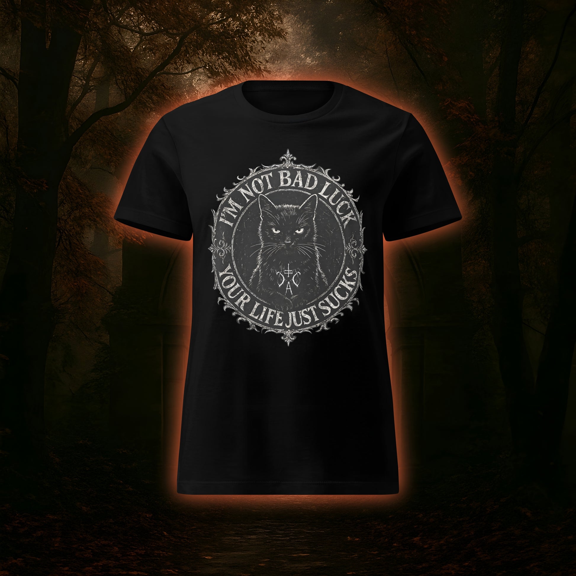 Schwarzes Damenshirt mit großem Frontprint. Eine schwarze Katze mit gotischem Rahmen und Statement "I'm not bad luck - your life just sucks".