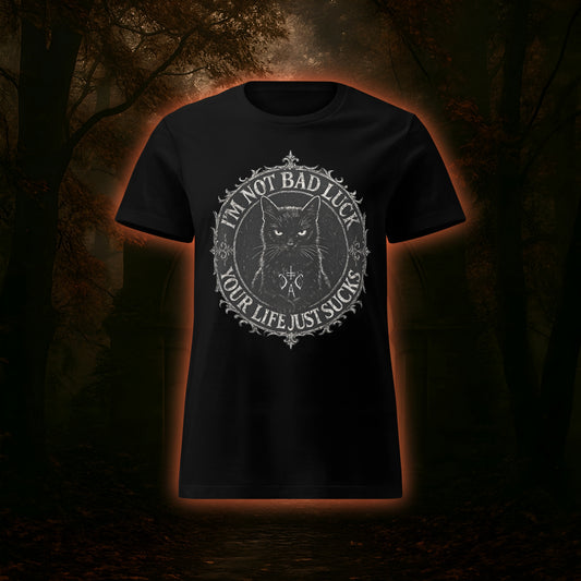 Schwarzes Damenshirt mit großem Frontprint. Eine schwarze Katze mit gotischem Rahmen und Statement "I'm not bad luck - your life just sucks".