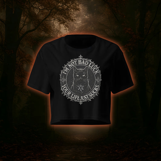 Schwarzes Crop-Top mit großem Frontprint. Eine schwarze Katze mit gotischem Rahmen und Statement "I'm not bad luck - your life just sucks".