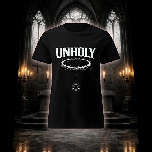 Schwarzes tailliertes Damen T-Shirt mit weißem Unholy Schriftzug und Dornenkranz-Design, präsentiert vor einem dunklen Kirchenaltar mit Kerzenlicht.