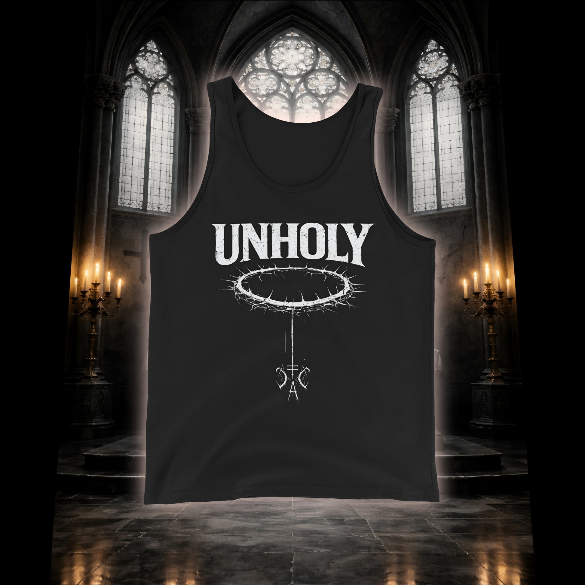Schwarzes Tank Top mit weißem Unholy Schriftzug und Dornenkranz-Design vor einem dunklen Kirchenhintergrund mit Kerzen und Altar.