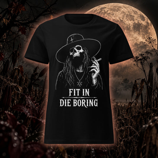 Schwarzes Girl-Shirt mit weißem „Fit in die Boring“-Skull- und Witch-Print von Cultural Carnage Apparel vor dunkler Herbst- und Mondkulisse.