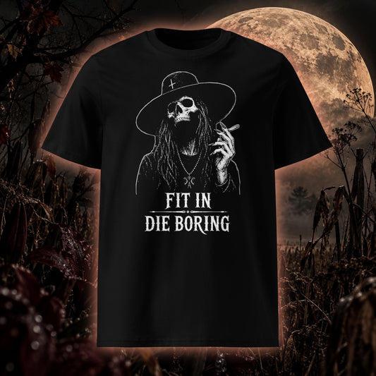Schwarzes Unisex-T-Shirt mit großem weißem „Fit in die Boring“-Skull- und Witch-Print von Cultural Carnage Apparel vor herbstlichem Vollmond.