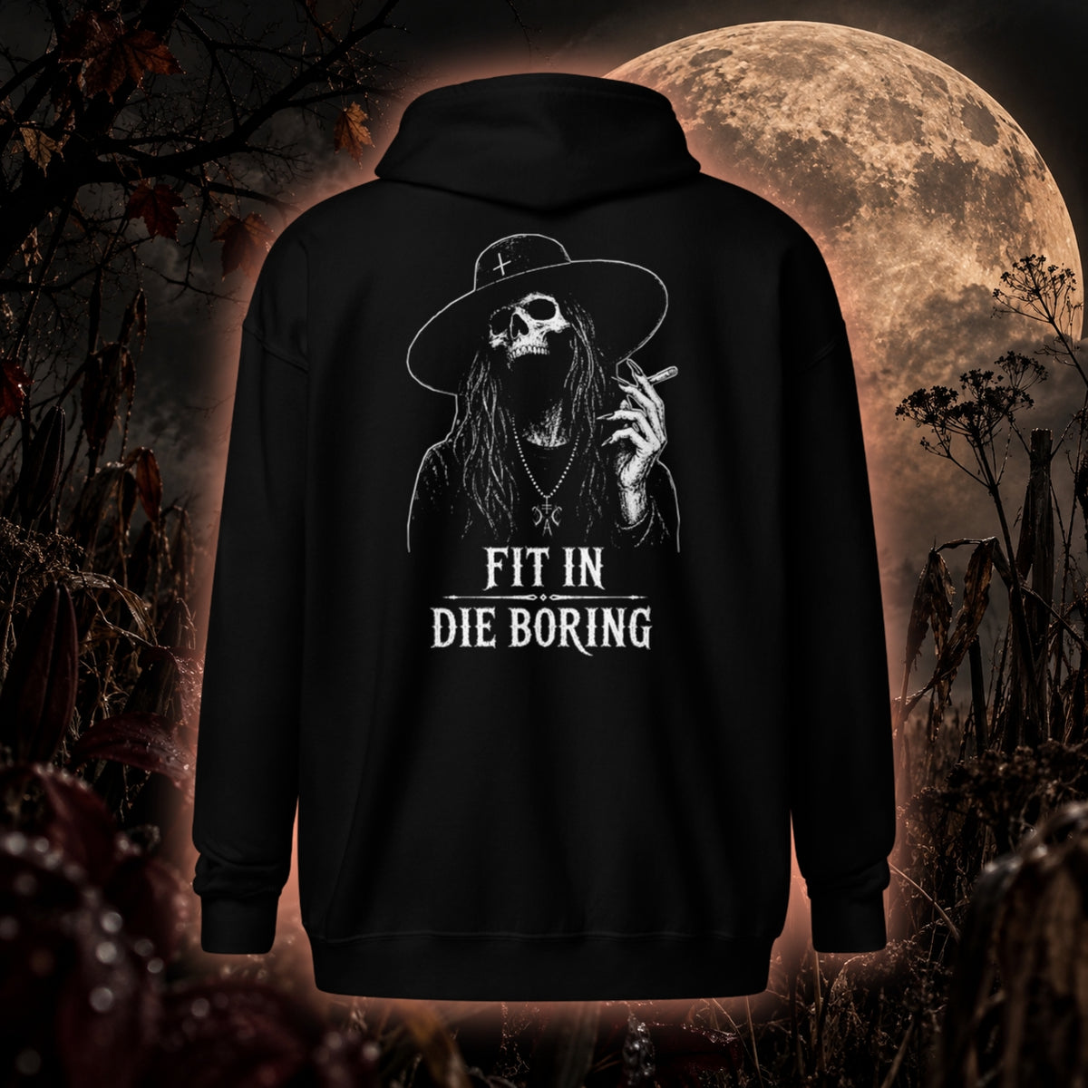 Rückansicht eines schwarzen Zip-Hoodies mit großem weißem „Fit in die Boring“-Skull- und Witch-Backprint von Cultural Carnage Apparel.