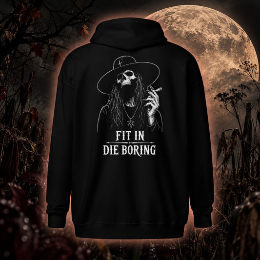 Rückansicht eines schwarzen Zip-Hoodies mit großem weißem „Fit in die Boring“-Skull- und Witch-Backprint von Cultural Carnage Apparel.
