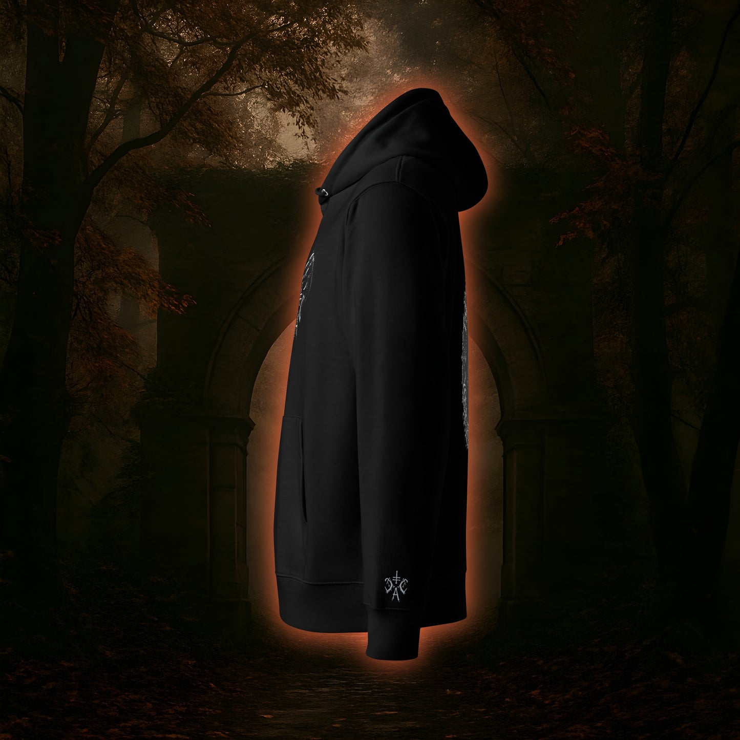 Schwarzer Hoodie von der Seite mit silberfarbenem CCA-Logostick am linken Handgelenk. 