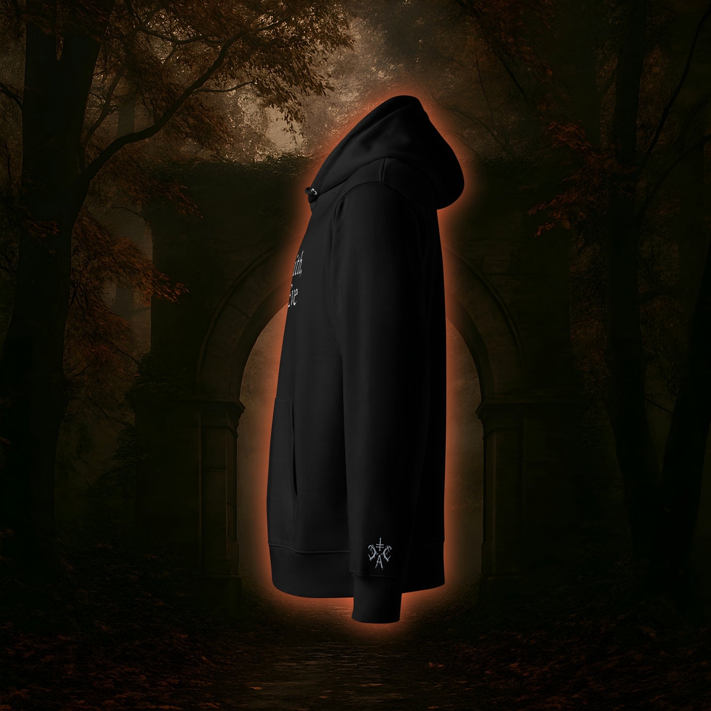 Schwarzer Hoodie von der Seite mit silberfarbenem CCA-Logostick am linken Handgelenk. 