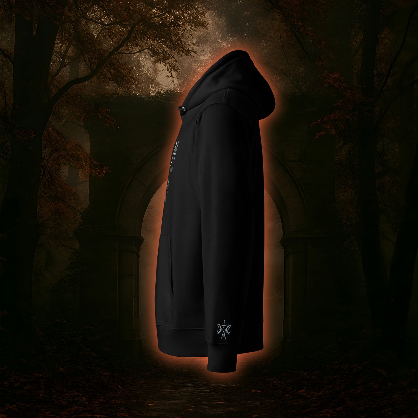 Schwarzer Hoodie von der Seite mit silberfarbenem CCA-Logostick am linken Handgelenk. 