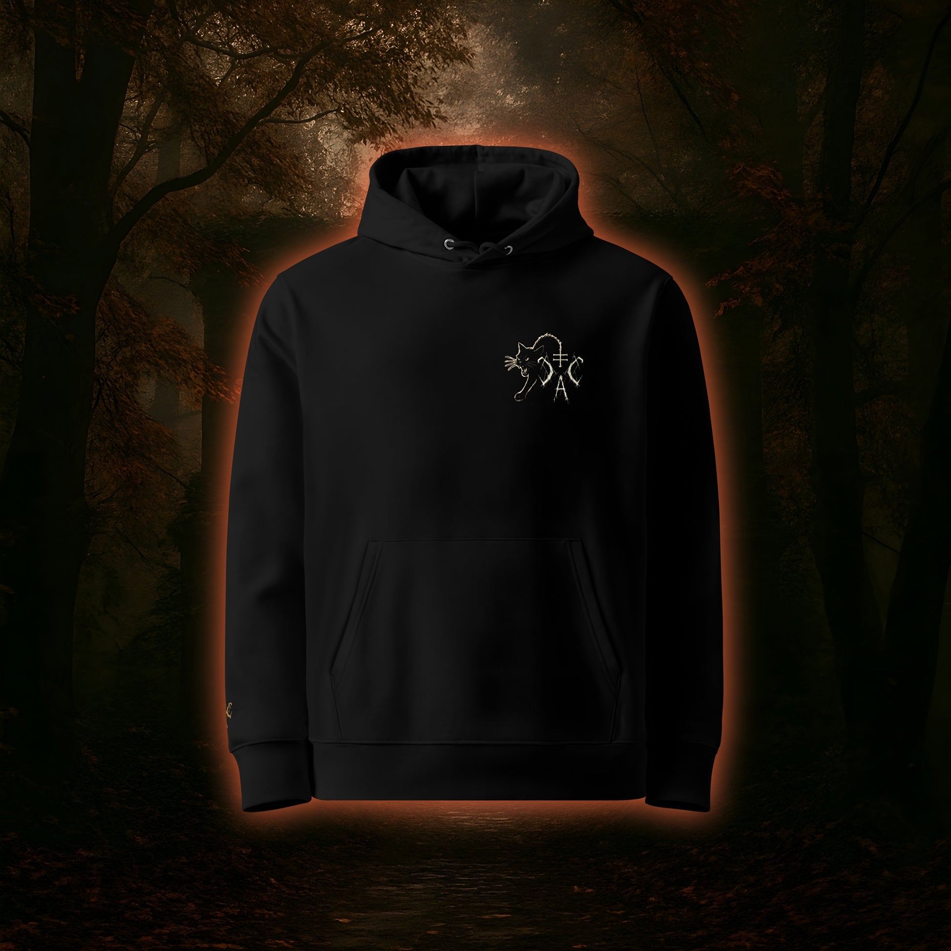 Schwarzer Hoodie mit zum Design passendem CCA-Logo mit fauchender Katze auf der Brust. 