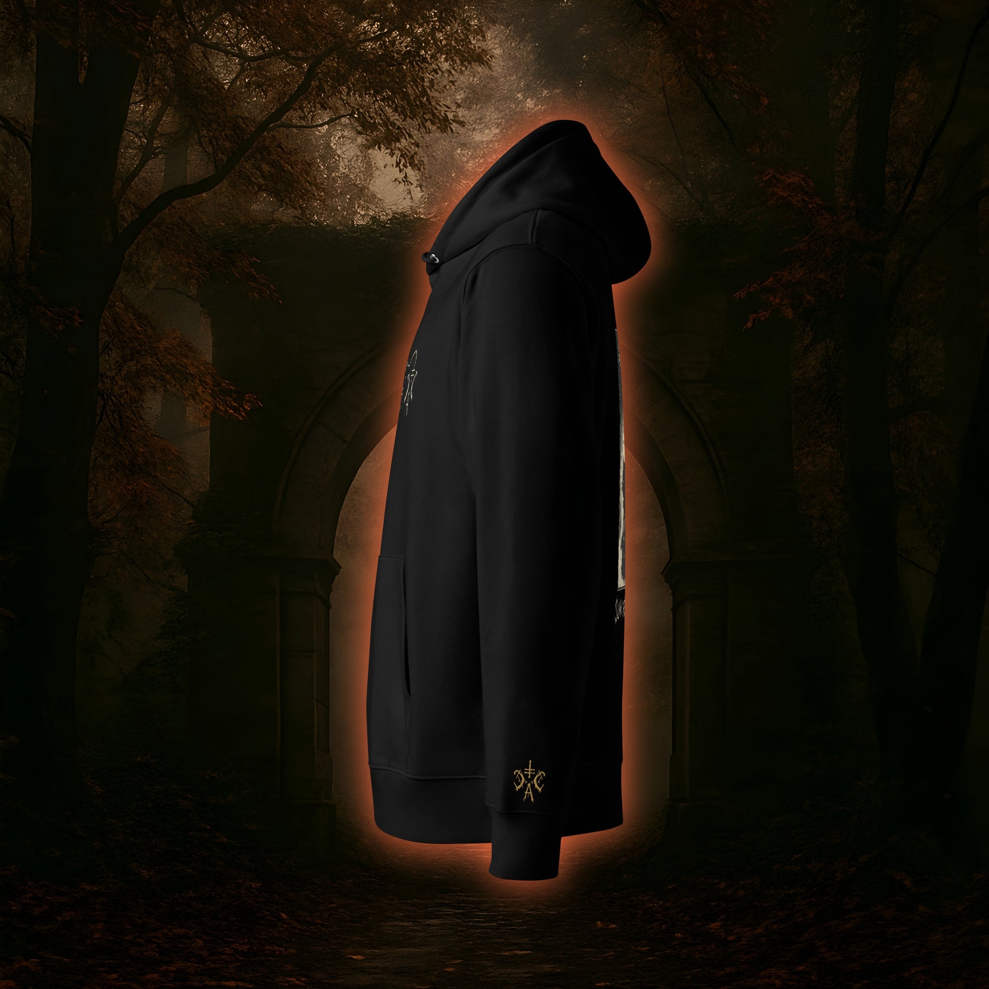 Schwarzer Hoodie von der Seite mit goldfarbenem CCA-Logostick am linken Handgelenk.